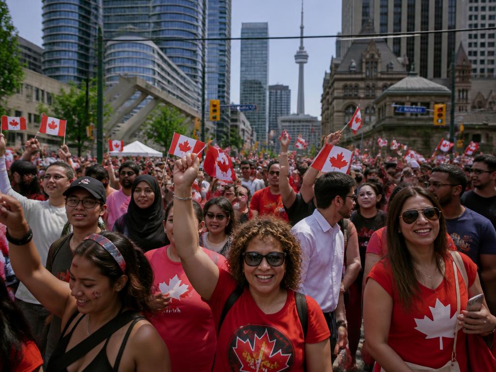 Foule célébrant avec des drapeaux canadiens