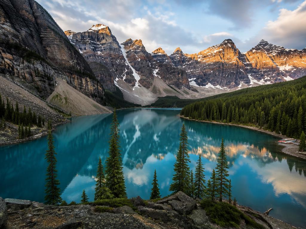 Lac turquoise et montagnes Rocheuses canadiennes